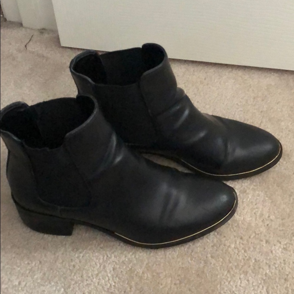 Super cute black Chelsea boots!